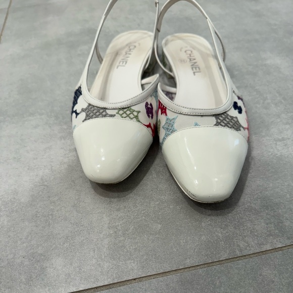 CHANEL Guipure Patent Embroidered Floral Cap Toe CC Slingback Flats - Picture 6 of 6